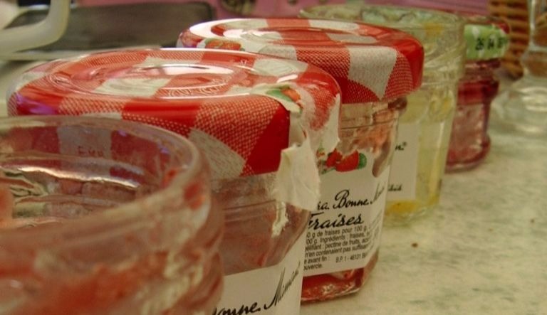 Замороженное варенье из клубники и ежевики